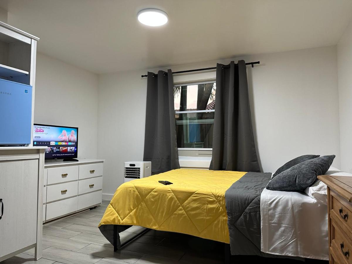 Serene Full Bed With 50 Inch Smart Tv, Netflix, Airplay, Mini-Fridge, And 500 Mbps Wifi Near Fiu, Dolphin Mall, Airport 迈阿密 外观 照片